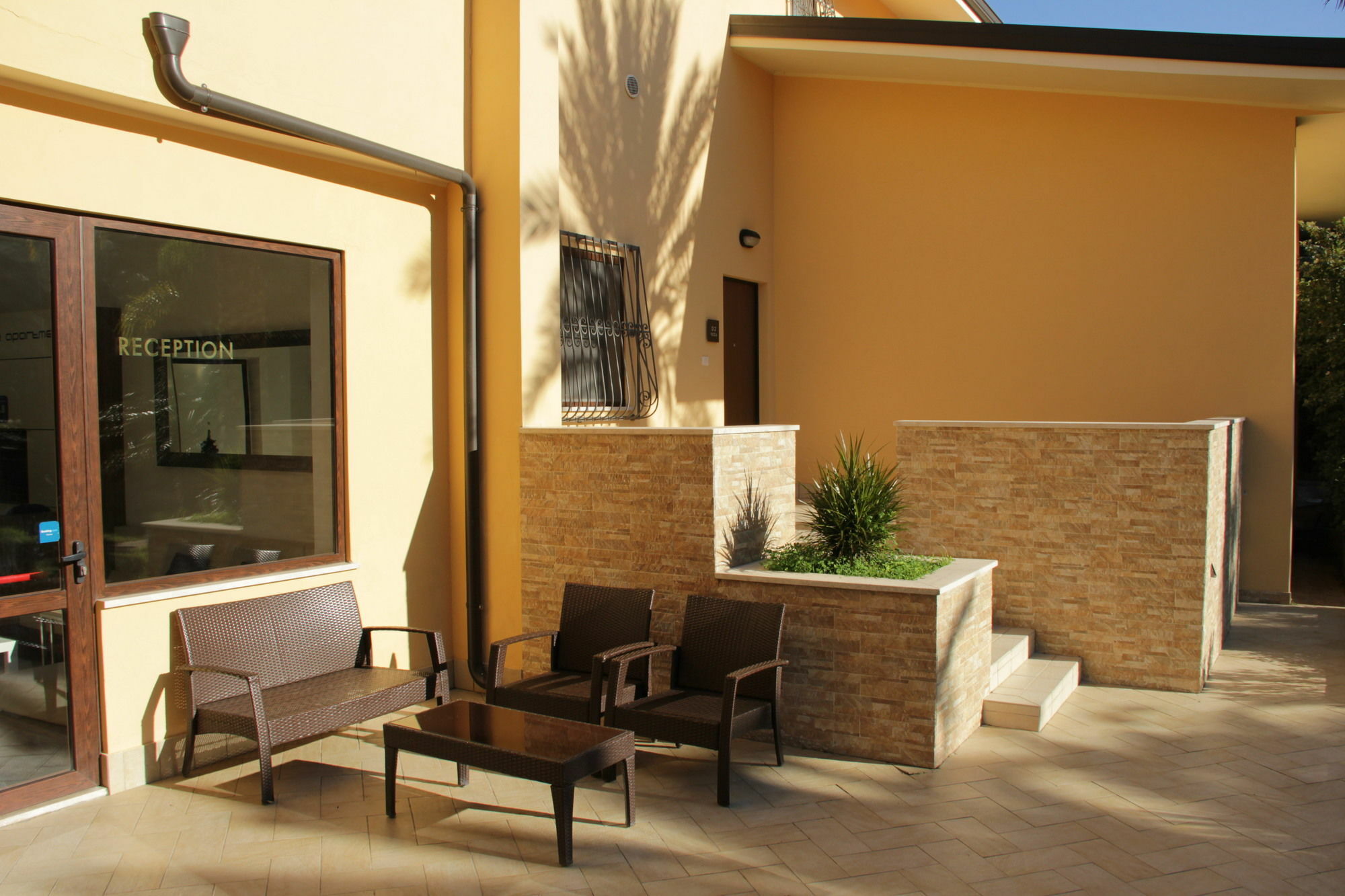 San Michele Apartments&Rooms กาตันซาโร ภายนอก รูปภาพ